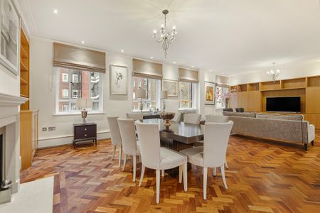 A Lateral Two-Bedroom Apartment Overlooking Grosvenor Square - Photo 3
