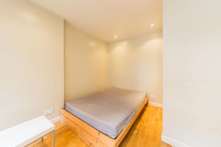 City Location 1 bedroom property with balcony near old street station - Photo 2