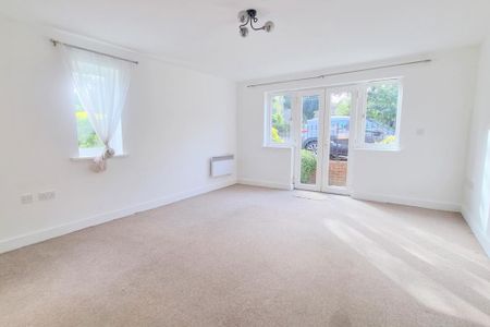 2 bedroom ground floor flat to rent - Photo 2
