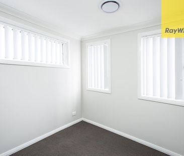 TOWNHOUSE, WALK TO STATION - Photo 5