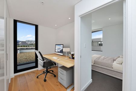 Penthouse With Spectacular Waterview !! - Photo 2