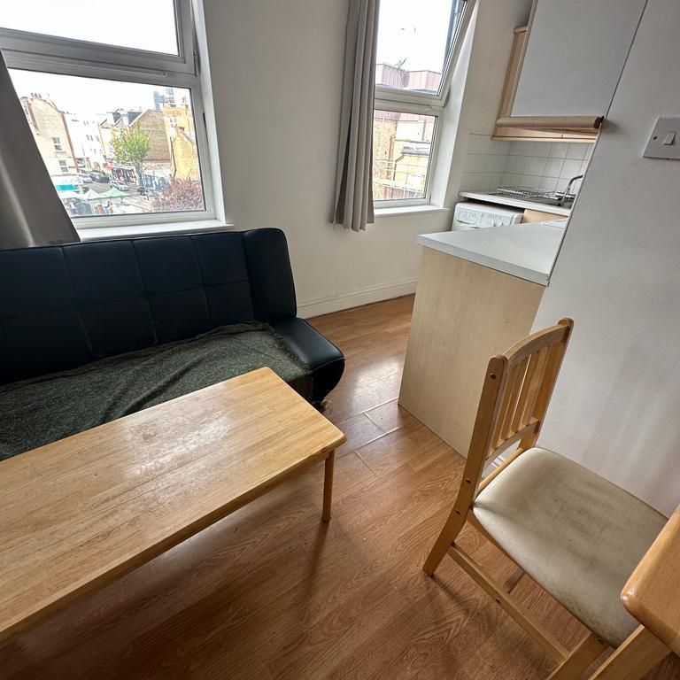 Studio to rent - Photo 1