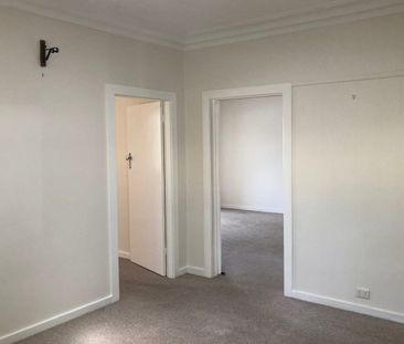 🏡Light Filled 2-Bedroom Home Opposite Parkland - Photo 3