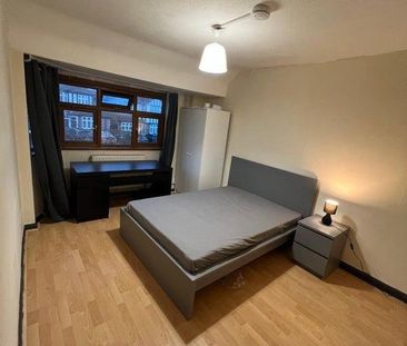 1 bedroom in a flat share to rent - Photo 2