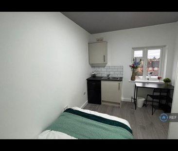 1 bedroom in a flat share to rent - Photo 5