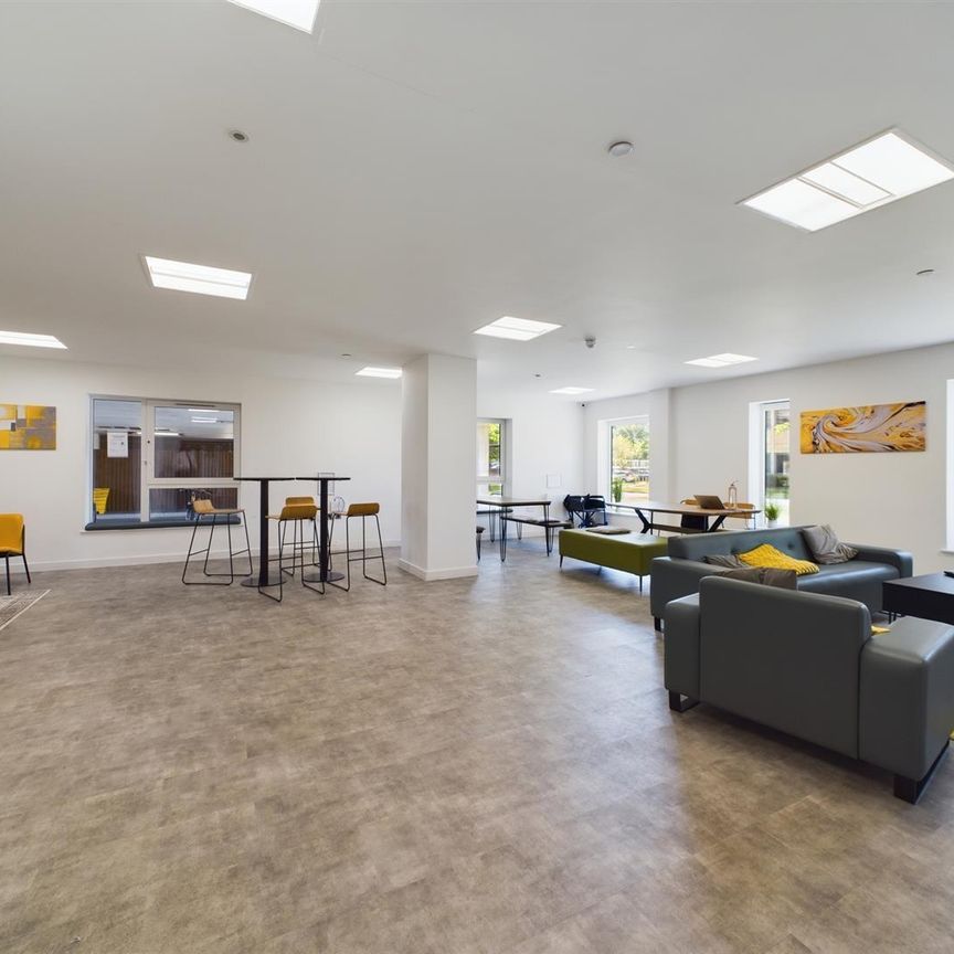 London Road, Crawley - Photo 1