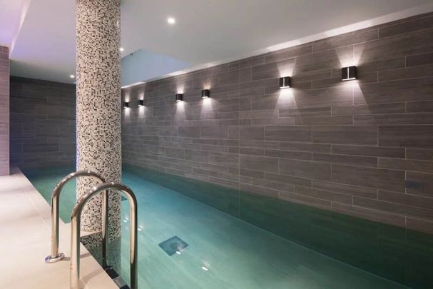 An exceptional contemporary residence with a private gated mews - Photo 1