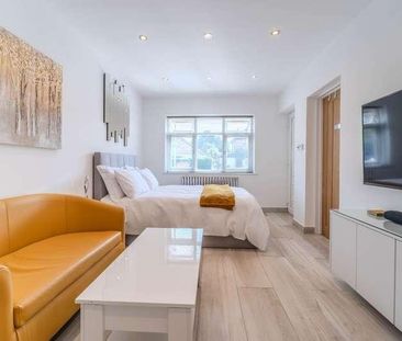 Holland Gardens, Egham, TW20 - Photo 3