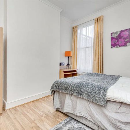 3 bedroom flat in London - Photo 3