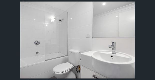 Modern Two-Bedroom Apartment in Prime Auchenflower Location - Photo 1