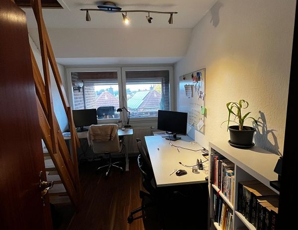 Gepflegte Dachgeschosswohnung mit guter Verkehrsanbindung - Photo 1