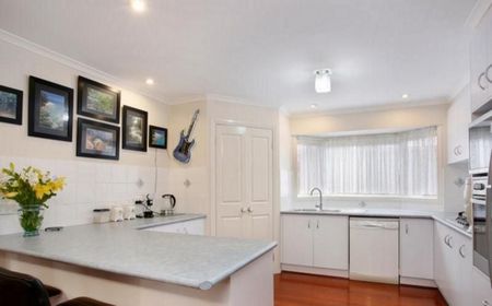 Family Home in a Prime Cranbourne West Location - Photo 3
