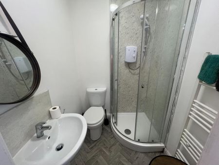 1 bedroom in a house share to rent - Photo 5