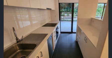 Two bedroom renovated townhouse - Photo 3