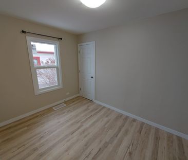 2 Bed + Den South Hill Home! - Photo 3