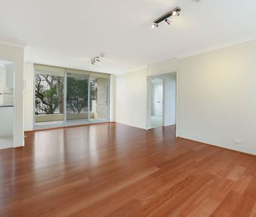 Spacious 2 Bedroom Light & Airy Apartment with Parking - Photo 4