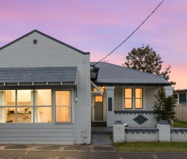 Charming three bedroom cottage combines character with modern - Photo 3