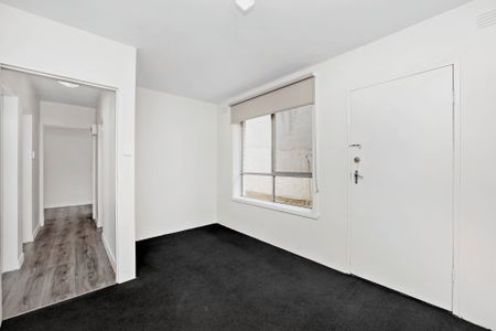 Renovated two bedroom unit with courtyard - Photo 4