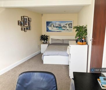 5 bedroom semi-detached house to rent - Photo 2