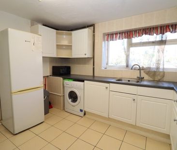 Room in a Shared House, Chargeable Lane, E13 - Photo 3