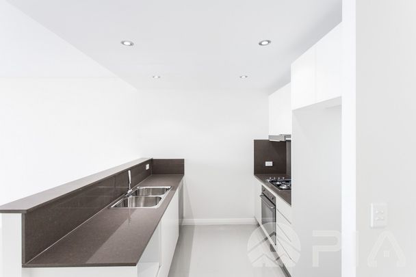 Split Level, Contemporary Apartment, Quiet Location - Photo 1