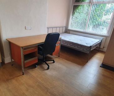 1 bedroom in a house share to rent - Photo 2
