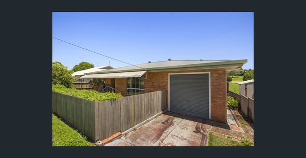 Charming Family Home in Newtown! - Photo 1