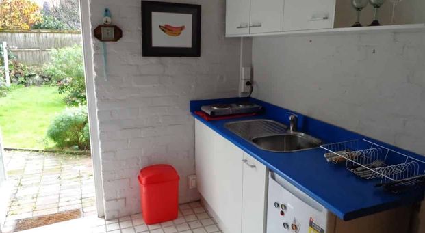 Contemporary, private central city living - Photo 1