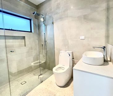 Beautifully presented five-bedroom home in Moorebank, featuring mod... - Photo 6