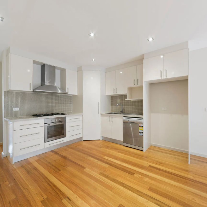Spacious Townhouse in Prime City-Edge Location - Photo 1