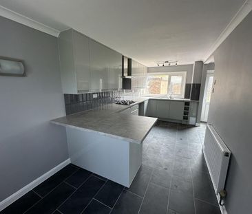 3 bedroom terraced house to rent - Photo 3