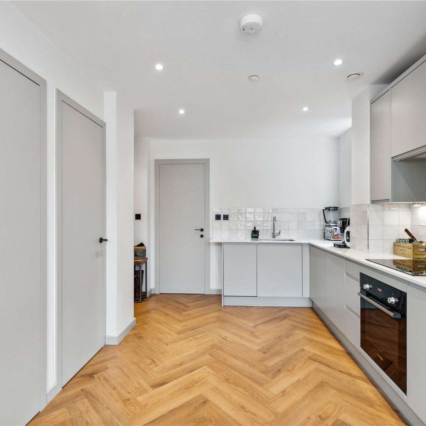 A modern one bedroom apartment in a new build development with a gym and communal roof terrace. - Photo 1