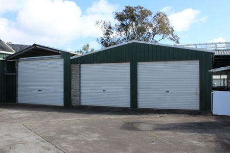 BEAUTIFUL FAMILY HOME WITH THREE GARAGES - Photo 4