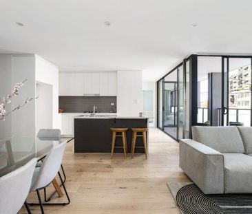 Stylish Furnished Apartment in a Prime, Convenient Location - Photo 4