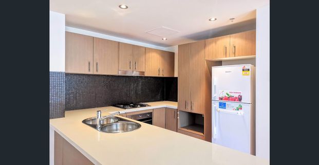 Spacious Two Bedroom Apartment - Photo 1