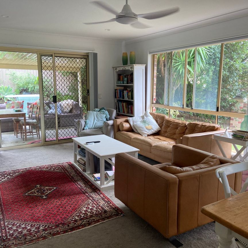 Helensvale - Photo 1