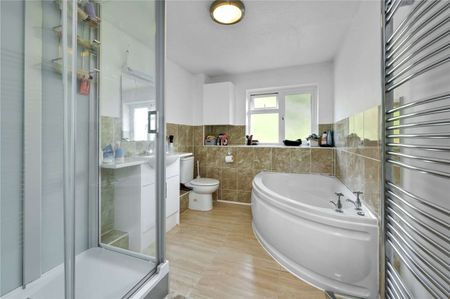 An exceptional detached family house with a double garage near the centre of Guildford and the Pewley Downs. - Photo 4