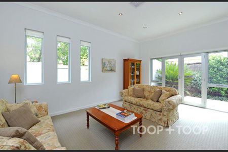 Entertainer's dream in the perfect location! - Photo 2