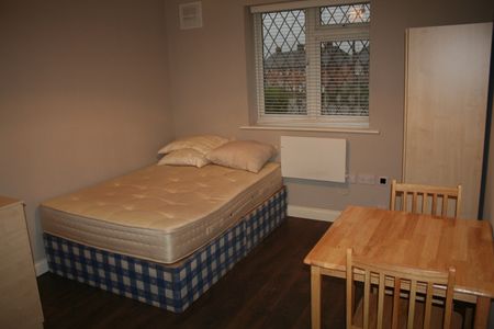 Studio Flat, Boundfield Road, SE6 - Photo 3