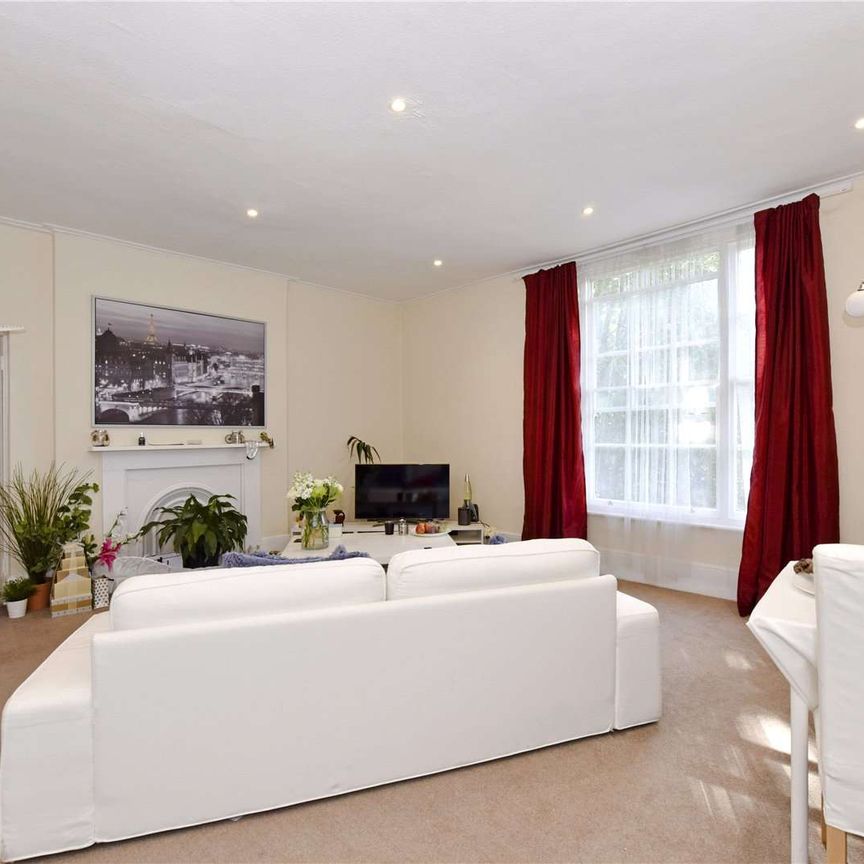 First floor period apartment with spacious accommodation in beautiful village of Cookham - Photo 1