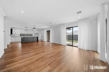 Stylish & Spacious Four Bedroom Family Home - Photo 3