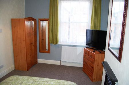 4 bedroom terraced house to rent - Photo 5