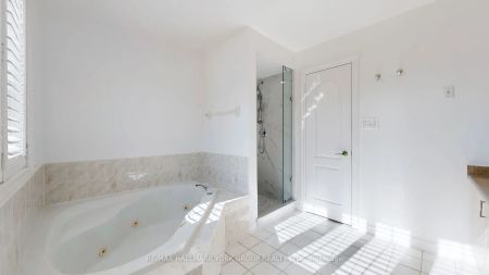 Detached Home For Lease | N9244586 - Photo 4