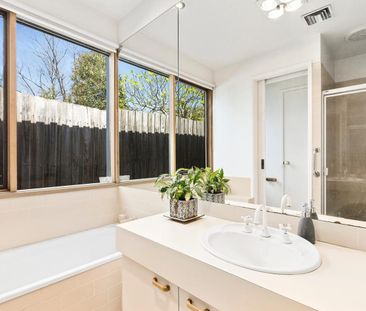 Single level lifestyle only a short walk to beach & shops - Photo 4