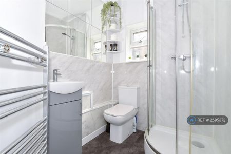 1 bedroom in a house share to rent - Photo 5