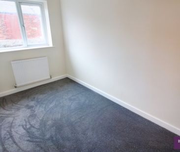 3 bed Town House - To Let - Photo 2