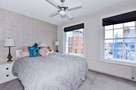 A spacious one bedroom flat with views of the River Thames and car parking in sought after Eton. - Photo 4