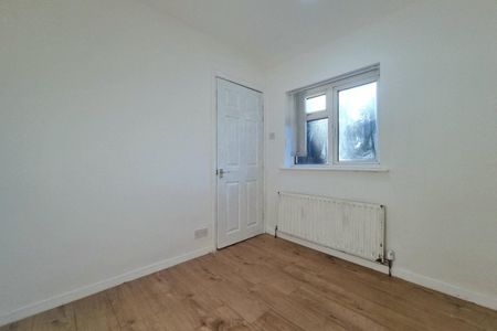 Ling Avenue - Photo 2