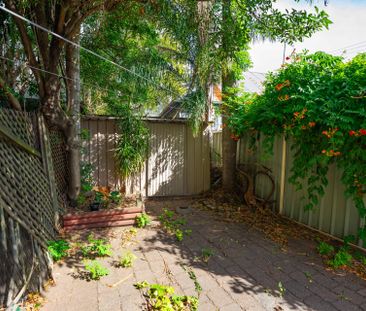 Charming Two Bedroom Terrace House! - Photo 2