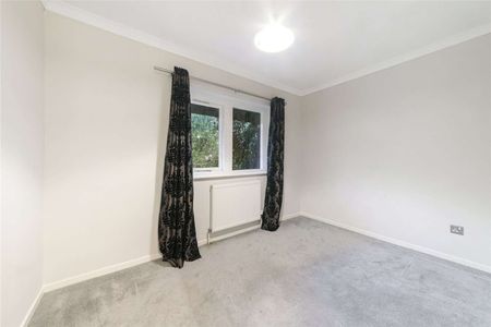 A bright and contemporary 3-bedroom home featuring spacious interiors, a modern kitchen, sleek bathroom, charming reception room and a light-filled conservatory  perfect for modern living. - Photo 4